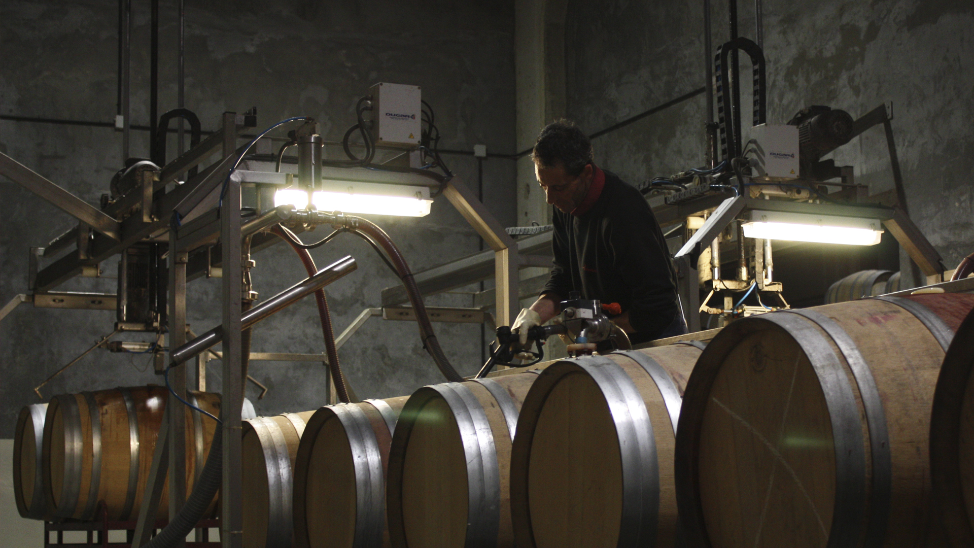 trasiego para separar el vino limpio.